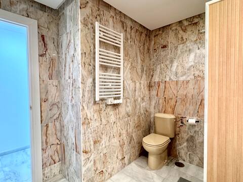 SE ALQUILA HASTA 31.5.26 Y DESDE 01/10/2026 HASTA 31/05/2027 MAGNIFICO APARTAMENTO CON VISTAS AL MAR EN 1ª LINEA DE PLAYA EN BENALMADENA