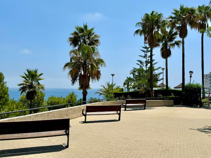 SE ALQUILA HASTA 31.5.26 Y DESDE 01/10/2026 HASTA 31/05/2027 MAGNIFICO APARTAMENTO CON VISTAS AL MAR EN 1ª LINEA DE PLAYA EN BENALMADENA