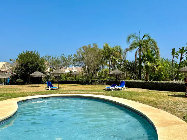 SE ALQUILA HASTA 31.5.26 Y DESDE 01/10/2026 HASTA 31/05/2027 MAGNIFICO APARTAMENTO CON VISTAS AL MAR EN 1ª LINEA DE PLAYA EN BENALMADENA