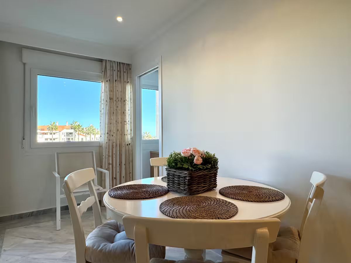 SE ALQUILA HASTA 31.5.26 Y DESDE 01/10/2026 HASTA 31/05/2027 MAGNIFICO APARTAMENTO CON VISTAS AL MAR EN 1ª LINEA DE PLAYA EN BENALMADENA