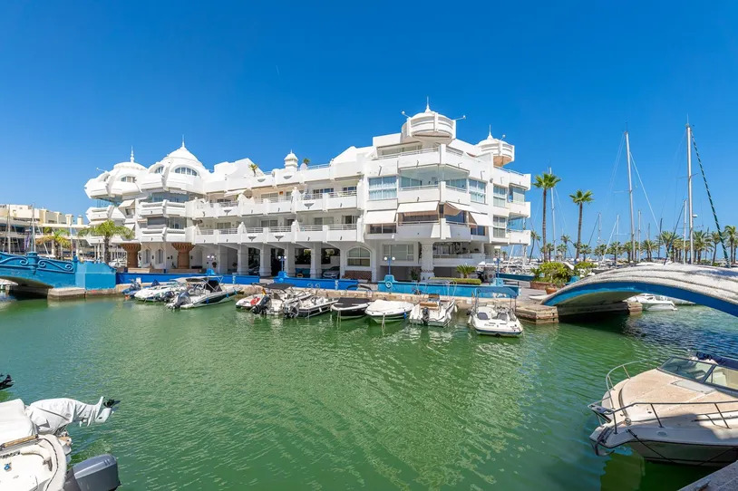 SMUK, FULDT RENOVERET LEJLIGHED TIL SALG I PUERTO MARINA MED HAVUDSIGT (BENALMADENA)