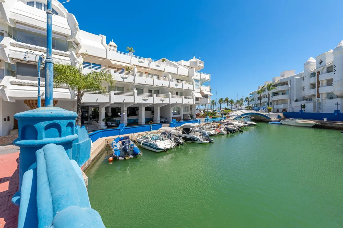 SMUK, FULDT RENOVERET LEJLIGHED TIL SALG I PUERTO MARINA MED HAVUDSIGT (BENALMADENA)