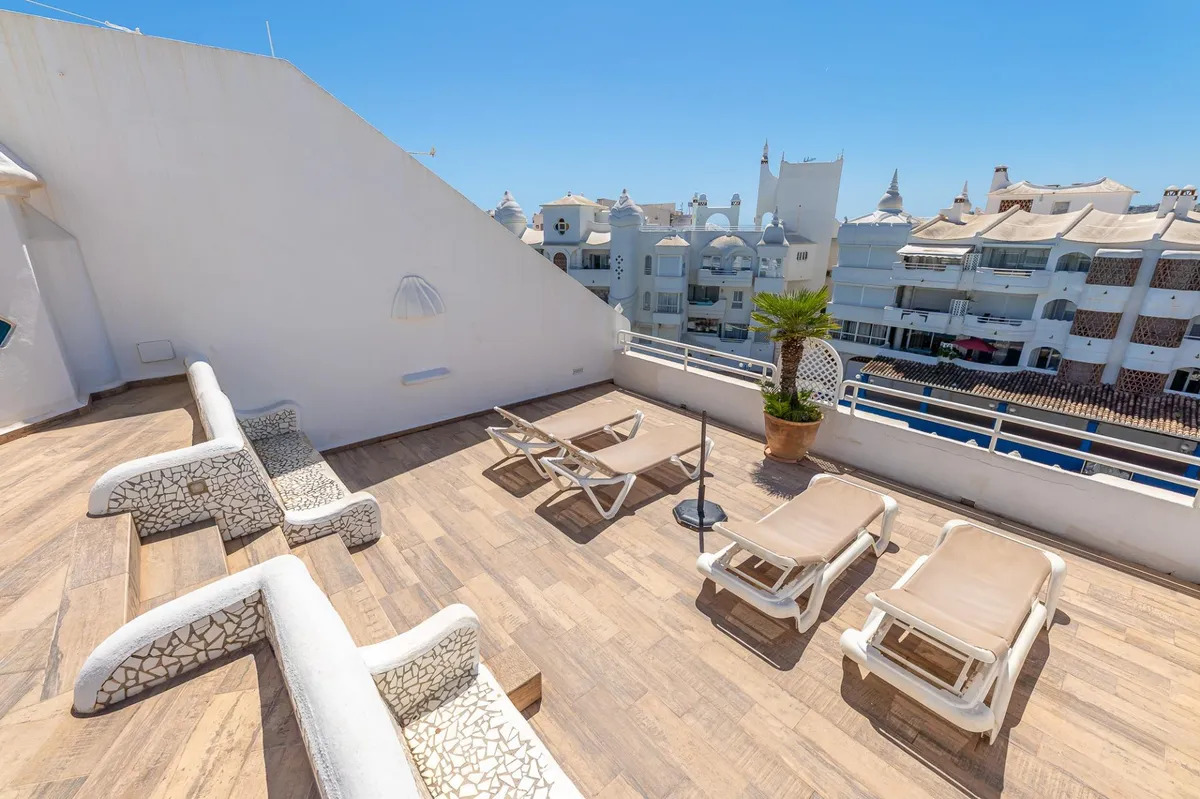 SMUK, FULDT RENOVERET LEJLIGHED TIL SALG I PUERTO MARINA MED HAVUDSIGT (BENALMADENA)
