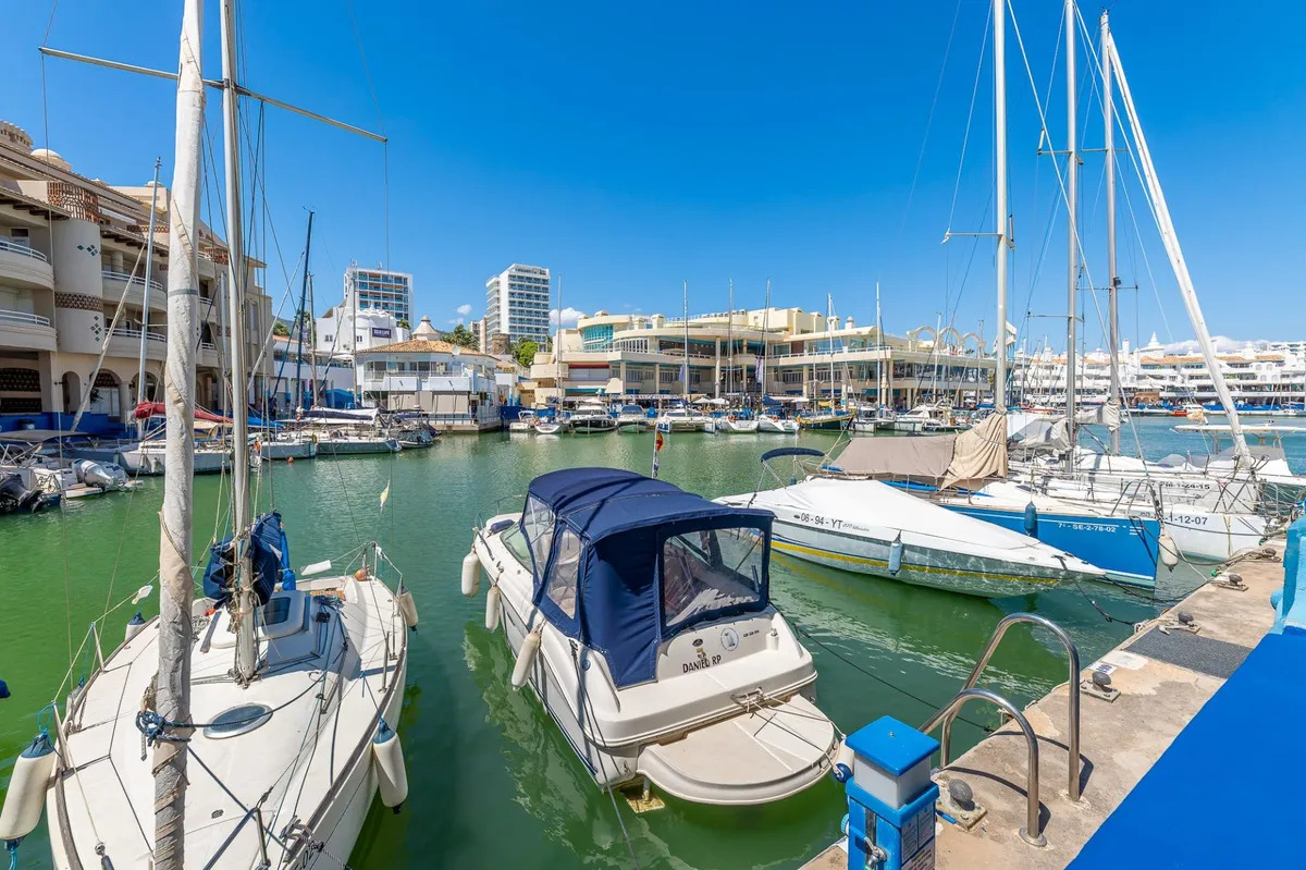 SMUK, FULDT RENOVERET LEJLIGHED TIL SALG I PUERTO MARINA MED HAVUDSIGT (BENALMADENA)