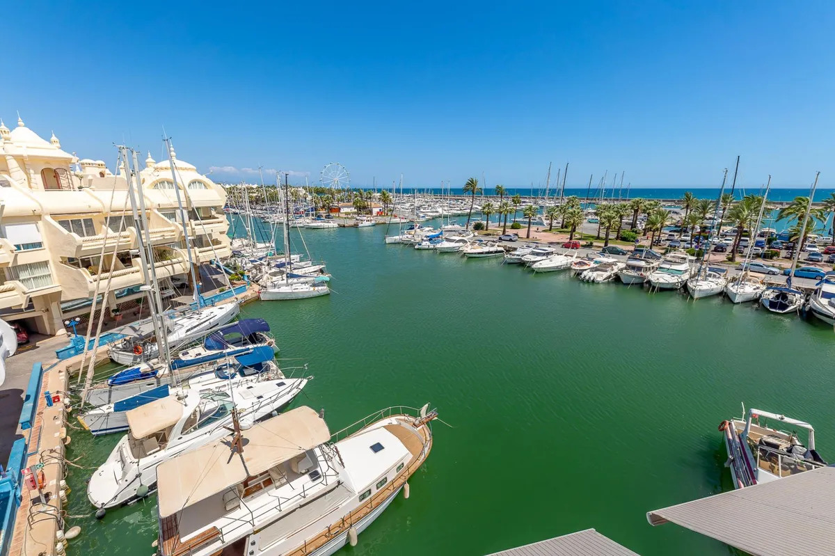 SMUK, FULDT RENOVERET LEJLIGHED TIL SALG I PUERTO MARINA MED HAVUDSIGT (BENALMADENA)