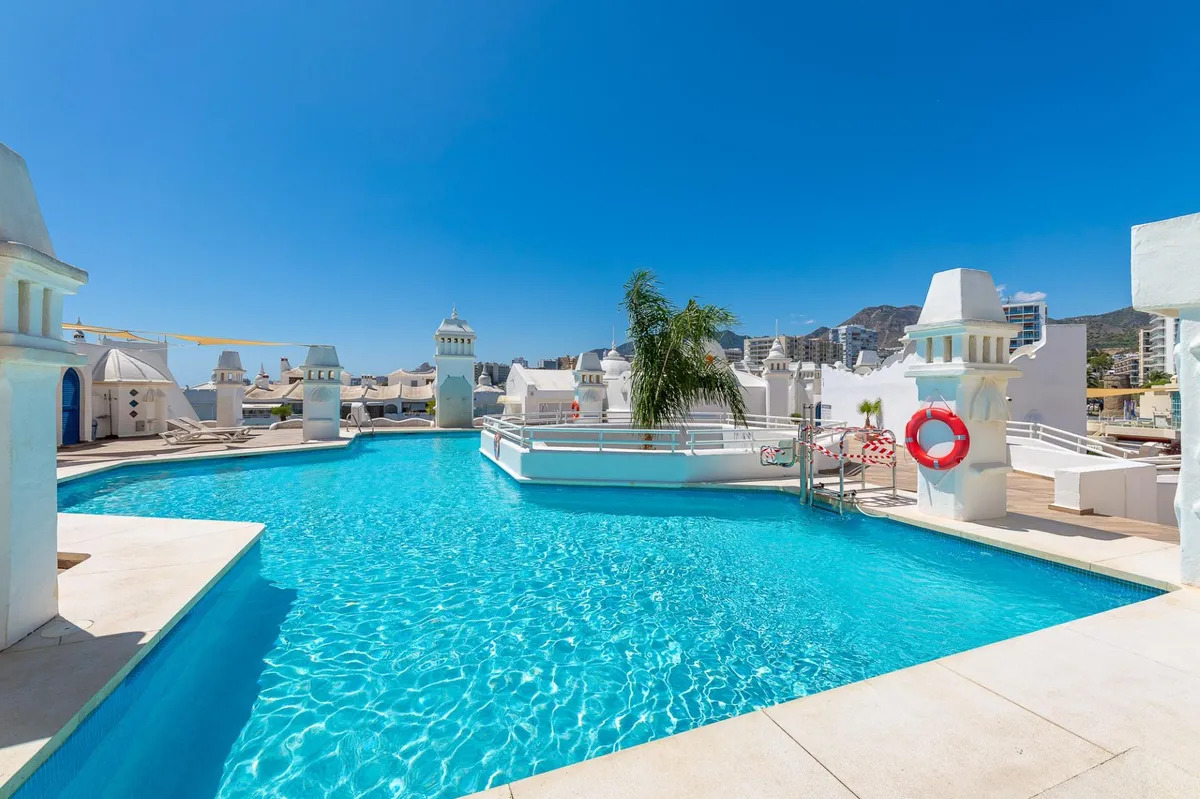 SMUK, FULDT RENOVERET LEJLIGHED TIL SALG I PUERTO MARINA MED HAVUDSIGT (BENALMADENA)