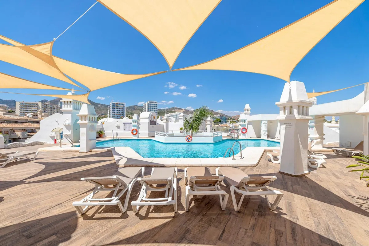 SMUK, FULDT RENOVERET LEJLIGHED TIL SALG I PUERTO MARINA MED HAVUDSIGT (BENALMADENA)