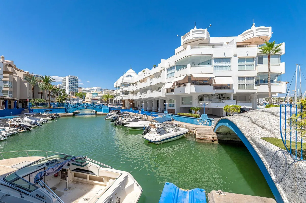 SMUK, FULDT RENOVERET LEJLIGHED TIL SALG I PUERTO MARINA MED HAVUDSIGT (BENALMADENA)