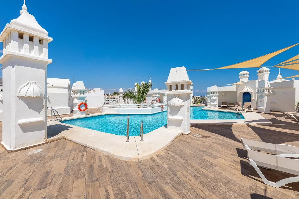 SMUK, FULDT RENOVERET LEJLIGHED TIL SALG I PUERTO MARINA MED HAVUDSIGT (BENALMADENA)