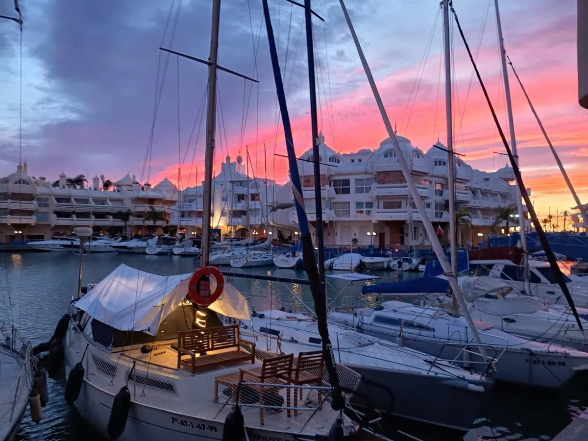 SMUK, FULDT RENOVERET LEJLIGHED TIL SALG I PUERTO MARINA MED HAVUDSIGT (BENALMADENA)