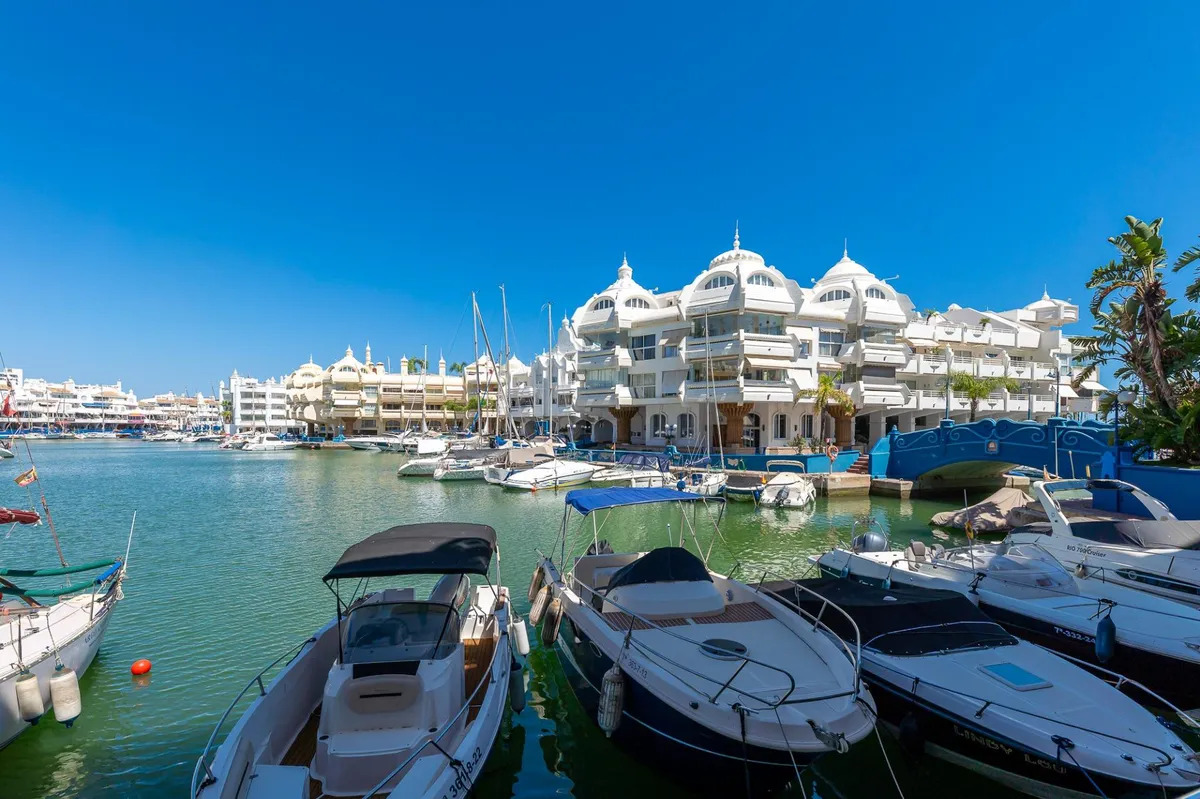 SMUK, FULDT RENOVERET LEJLIGHED TIL SALG I PUERTO MARINA MED HAVUDSIGT (BENALMADENA)