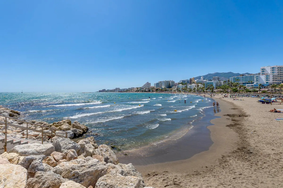 SMUK, FULDT RENOVERET LEJLIGHED TIL SALG I PUERTO MARINA MED HAVUDSIGT (BENALMADENA)