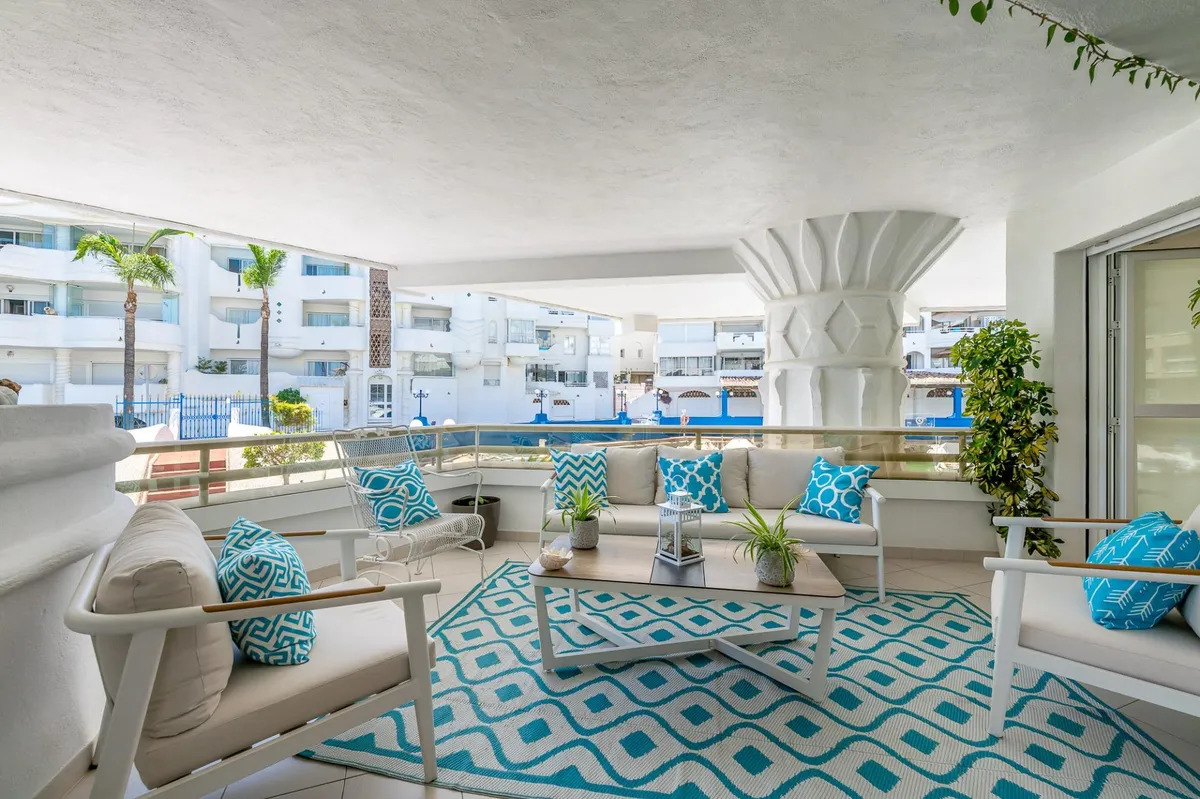 SMUK, FULDT RENOVERET LEJLIGHED TIL SALG I PUERTO MARINA MED HAVUDSIGT (BENALMADENA)