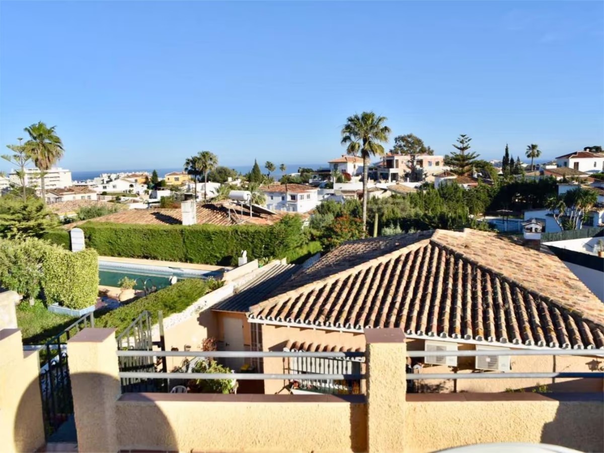 VILLA MED HAVSUTSIKT TILL SALU I MONTEALTO TILL OMBYGGNAD (BENALMADENA)