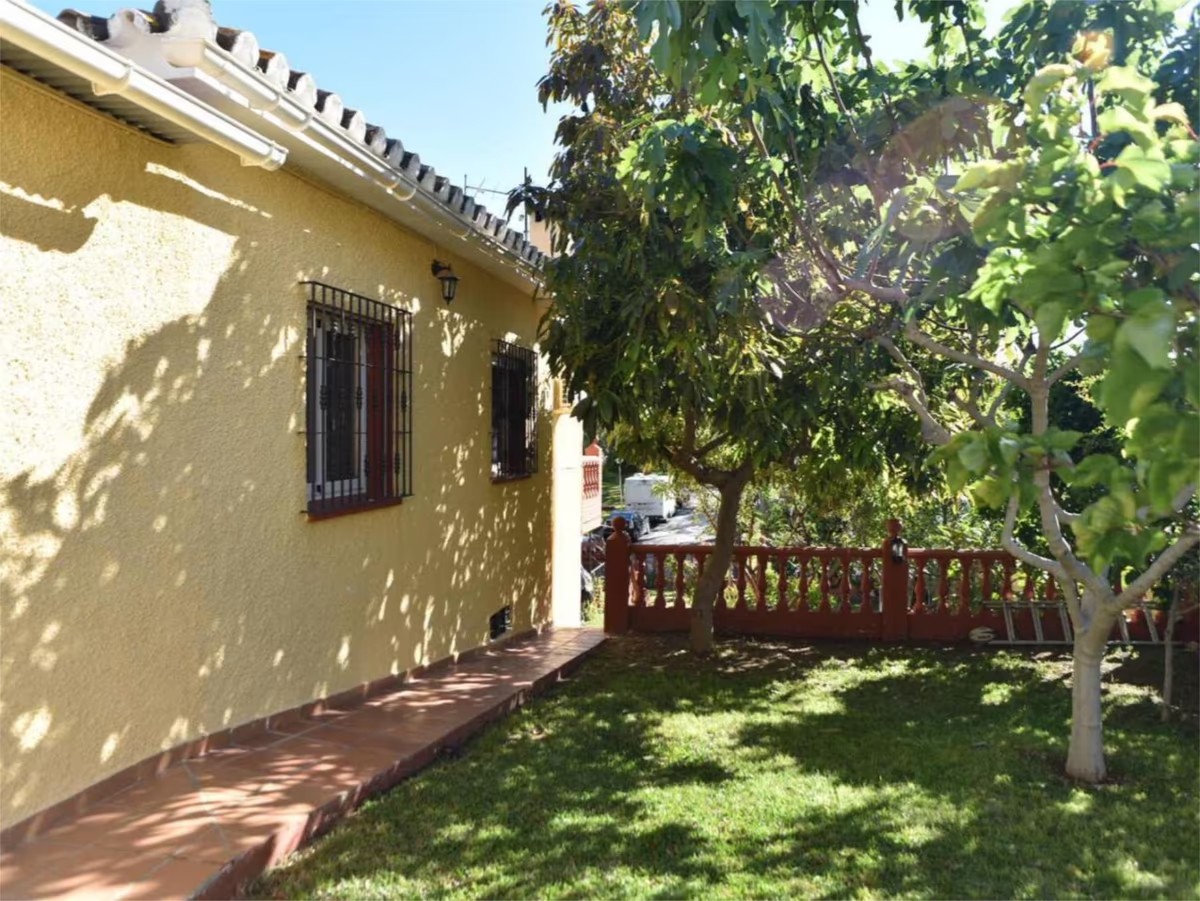 VILLA MED HAVSUTSIKT TILL SALU I MONTEALTO TILL OMBYGGNAD (BENALMADENA)