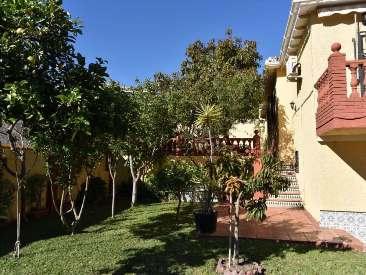 VILLA MED HAVSUTSIKT TILL SALU I MONTEALTO TILL OMBYGGNAD (BENALMADENA)