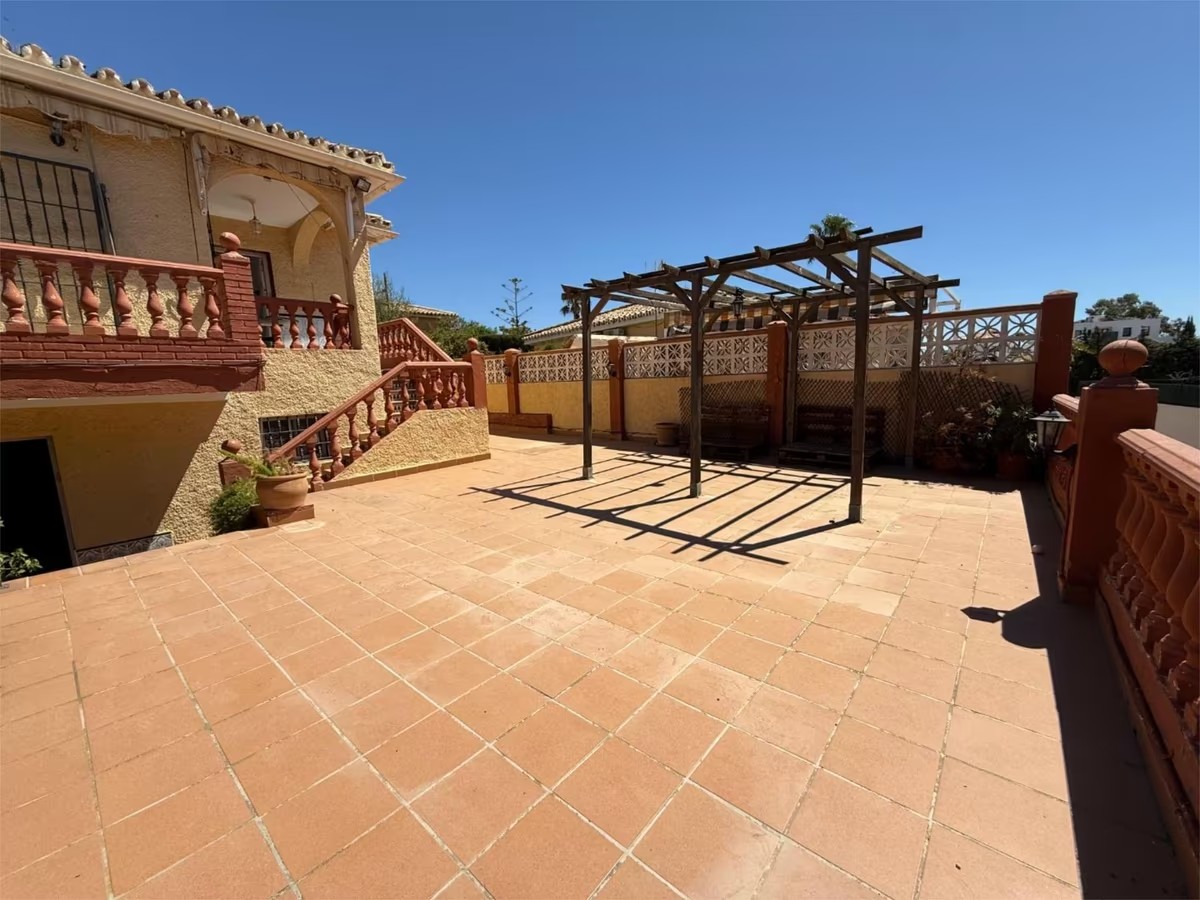 VILLA MED HAVSUTSIKT TILL SALU I MONTEALTO TILL OMBYGGNAD (BENALMADENA)