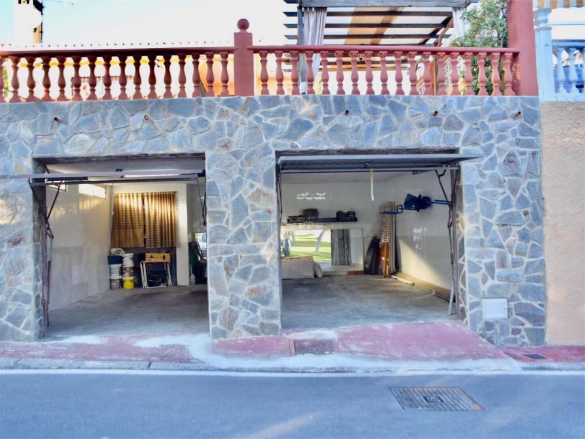 VILLA MED HAVSUTSIKT TILL SALU I MONTEALTO TILL OMBYGGNAD (BENALMADENA)