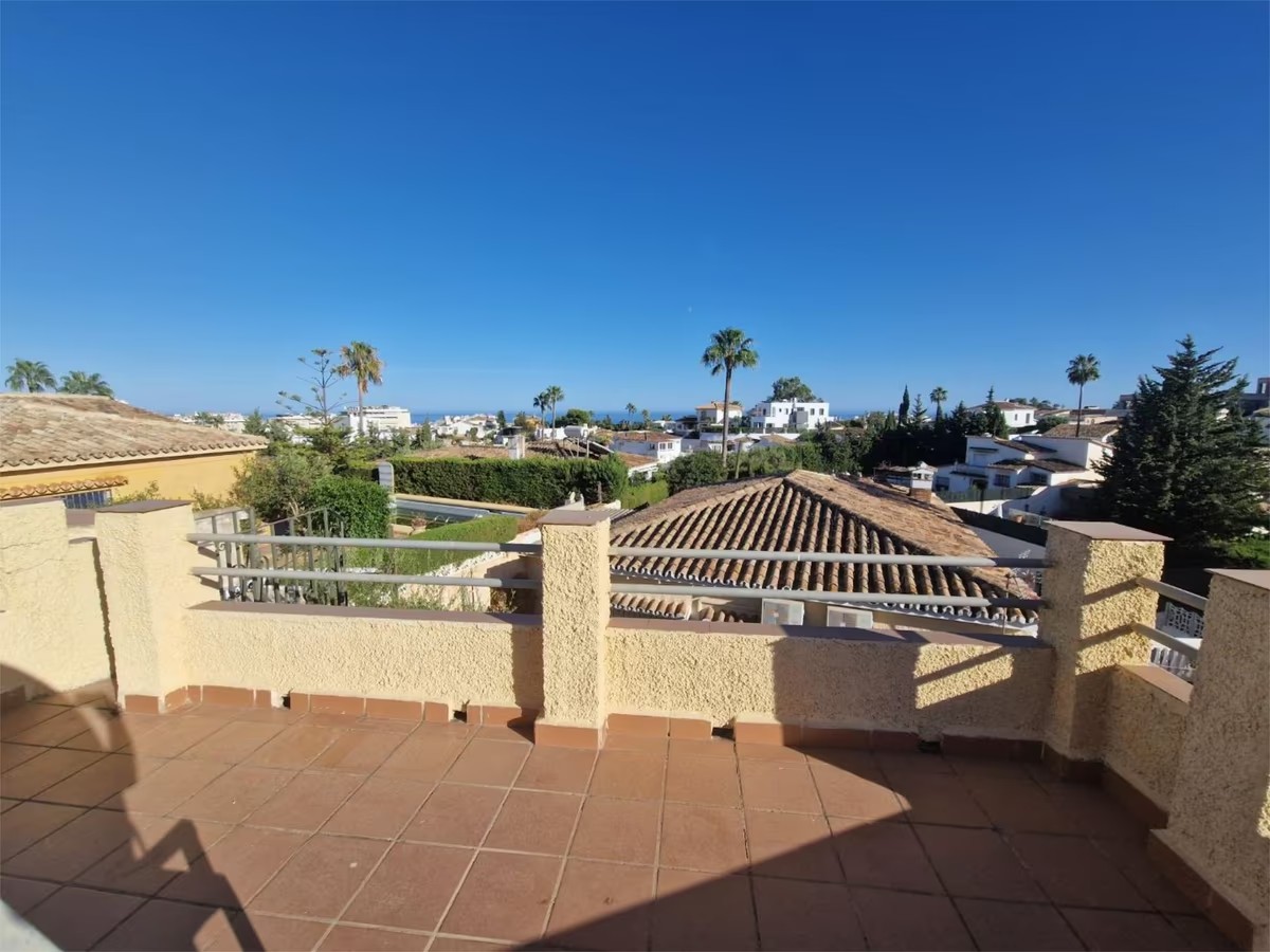 VILLA MED HAVSUTSIKT TILL SALU I MONTEALTO TILL OMBYGGNAD (BENALMADENA)