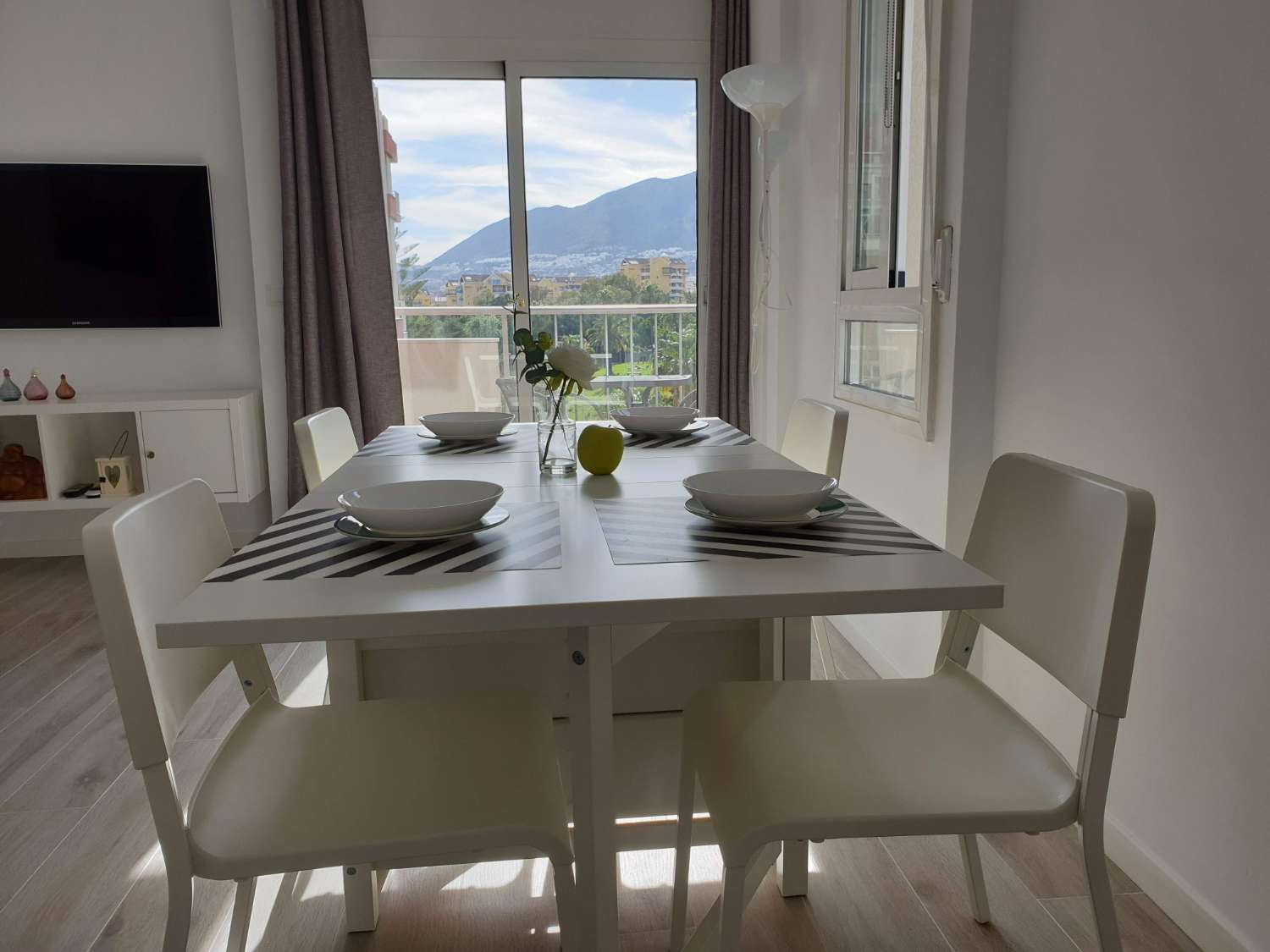 À LOUER DU 1.9.26 AU 30.6.267 BEL APPARTEMENT AVEC VUE SUR LA MER SUR LE CÔTÉ À ARROYO DE LA MIEL.