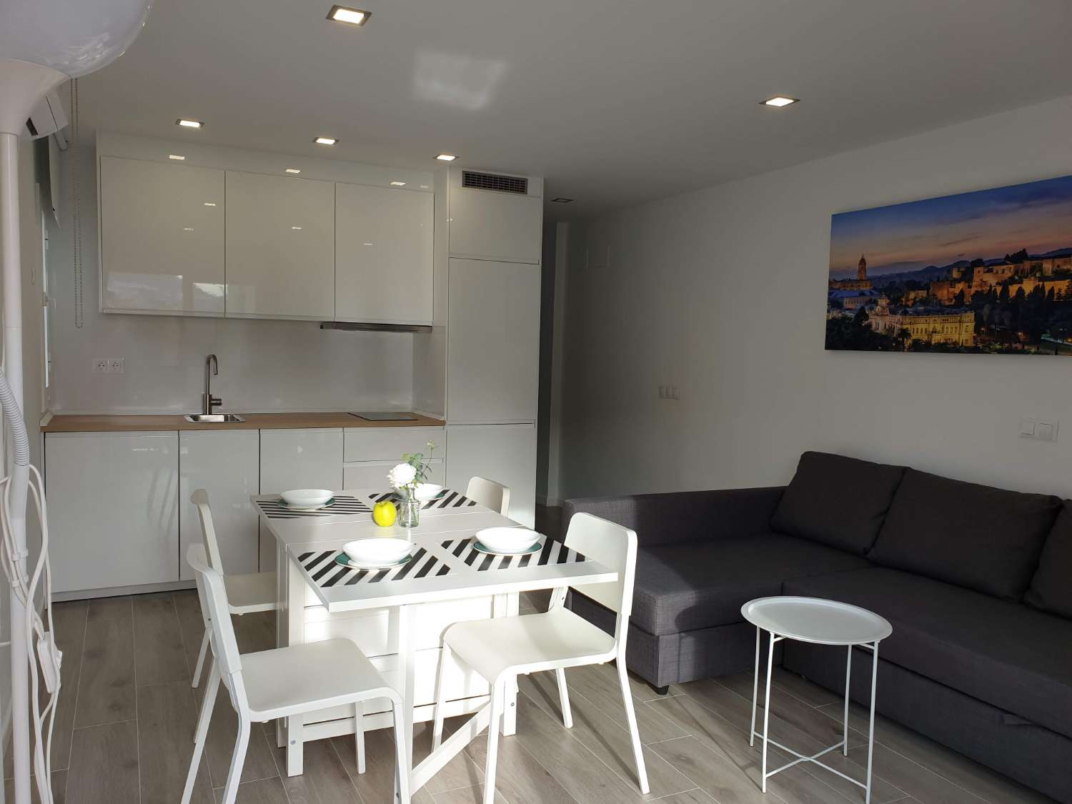 À LOUER DU 1.9.26 AU 30.6.267 BEL APPARTEMENT AVEC VUE SUR LA MER SUR LE CÔTÉ À ARROYO DE LA MIEL.