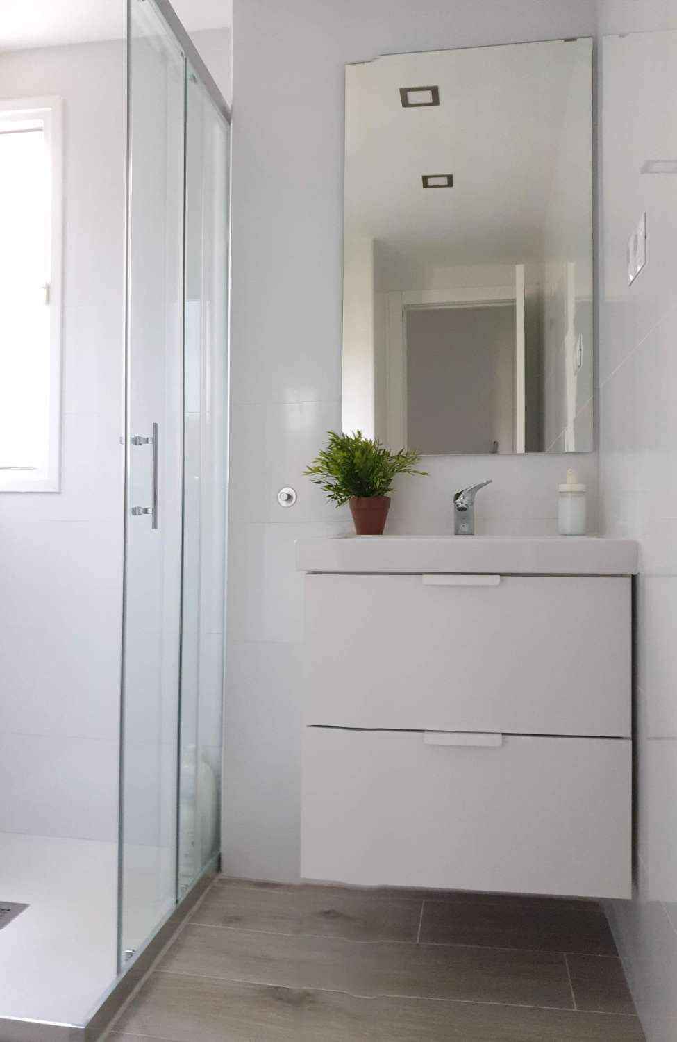 À LOUER DU 1.9.26 AU 30.6.267 BEL APPARTEMENT AVEC VUE SUR LA MER SUR LE CÔTÉ À ARROYO DE LA MIEL.