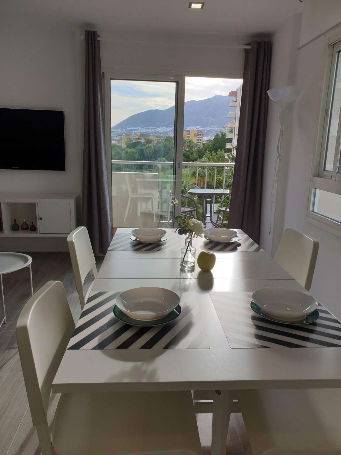 À LOUER DU 1.9.26 AU 30.6.267 BEL APPARTEMENT AVEC VUE SUR LA MER SUR LE CÔTÉ À ARROYO DE LA MIEL.