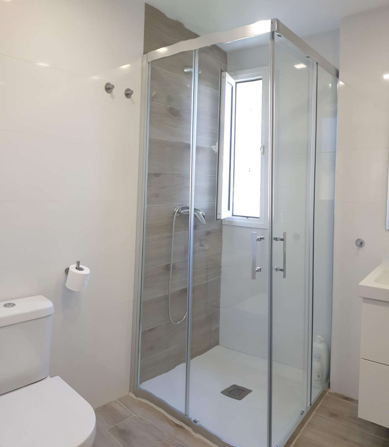 À LOUER DU 1.9.26 AU 30.6.267 BEL APPARTEMENT AVEC VUE SUR LA MER SUR LE CÔTÉ À ARROYO DE LA MIEL.