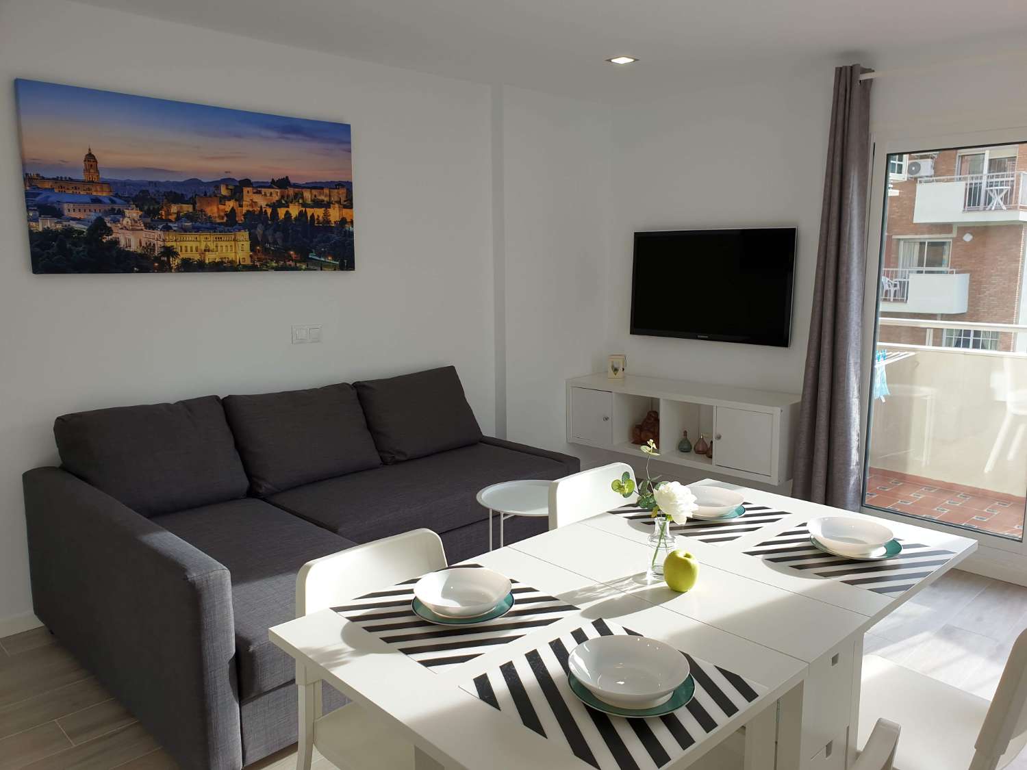 À LOUER DU 1.9.26 AU 30.6.267 BEL APPARTEMENT AVEC VUE SUR LA MER SUR LE CÔTÉ À ARROYO DE LA MIEL.