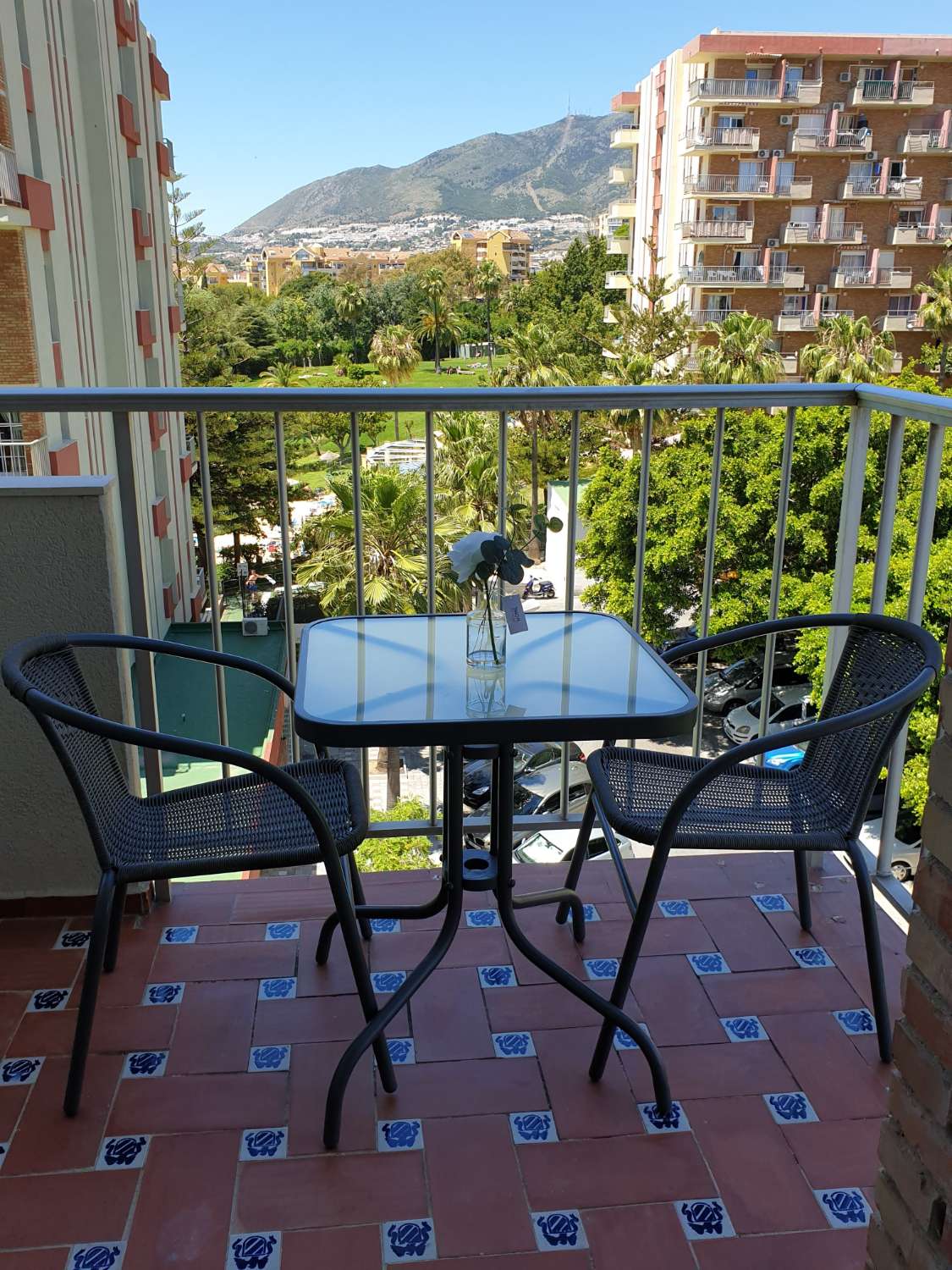 À LOUER DU 1.9.26 AU 30.6.267 BEL APPARTEMENT AVEC VUE SUR LA MER SUR LE CÔTÉ À ARROYO DE LA MIEL.