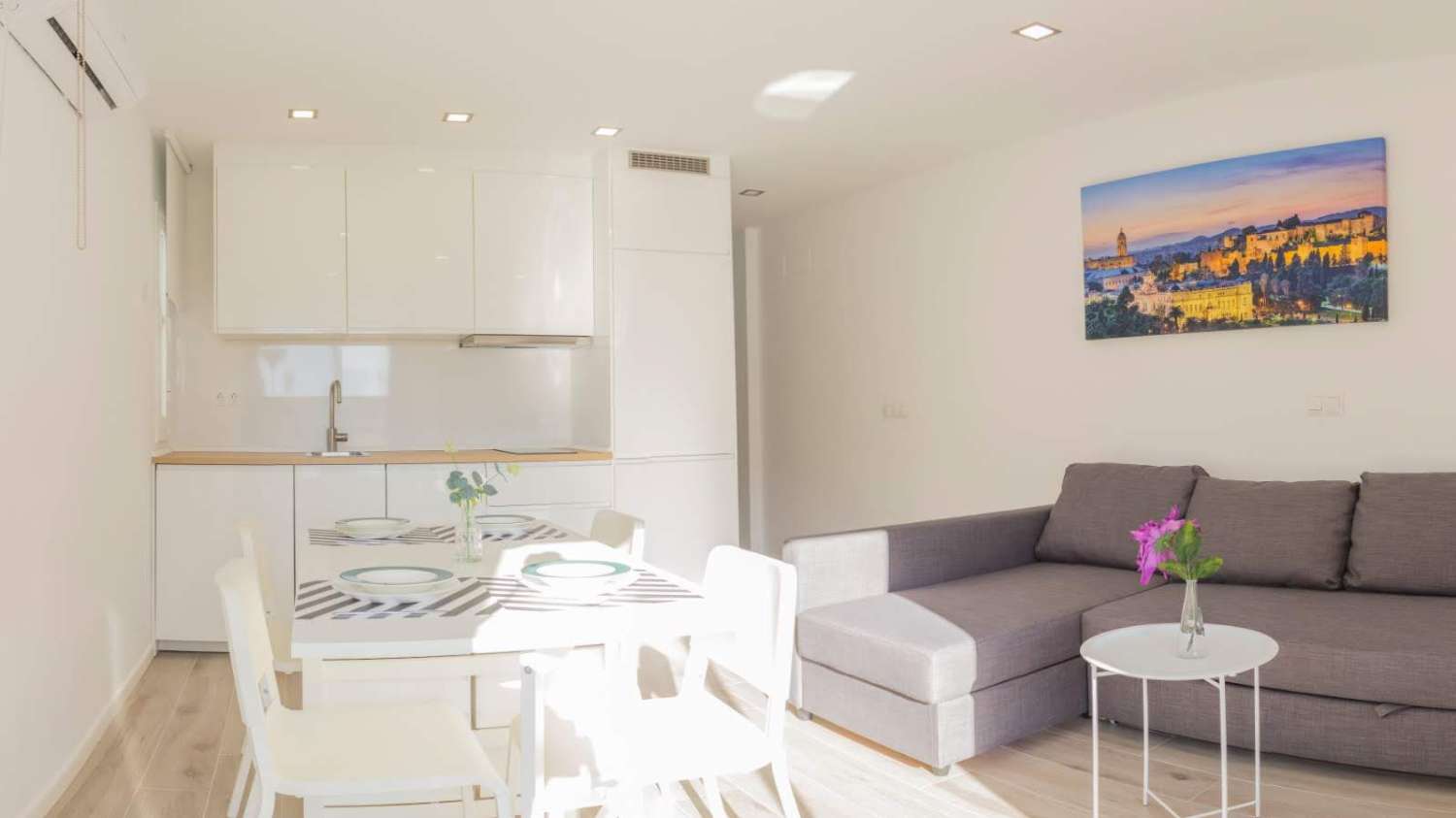 À LOUER DU 1.9.26 AU 30.6.267 BEL APPARTEMENT AVEC VUE SUR LA MER SUR LE CÔTÉ À ARROYO DE LA MIEL.