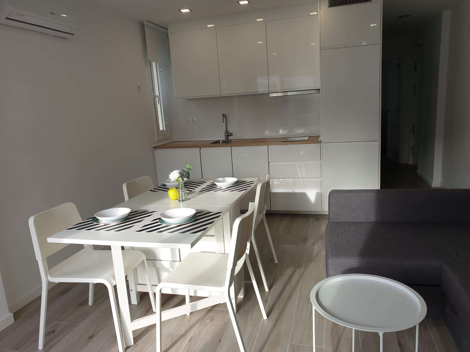 À LOUER DU 1.9.26 AU 30.6.267 BEL APPARTEMENT AVEC VUE SUR LA MER SUR LE CÔTÉ À ARROYO DE LA MIEL.