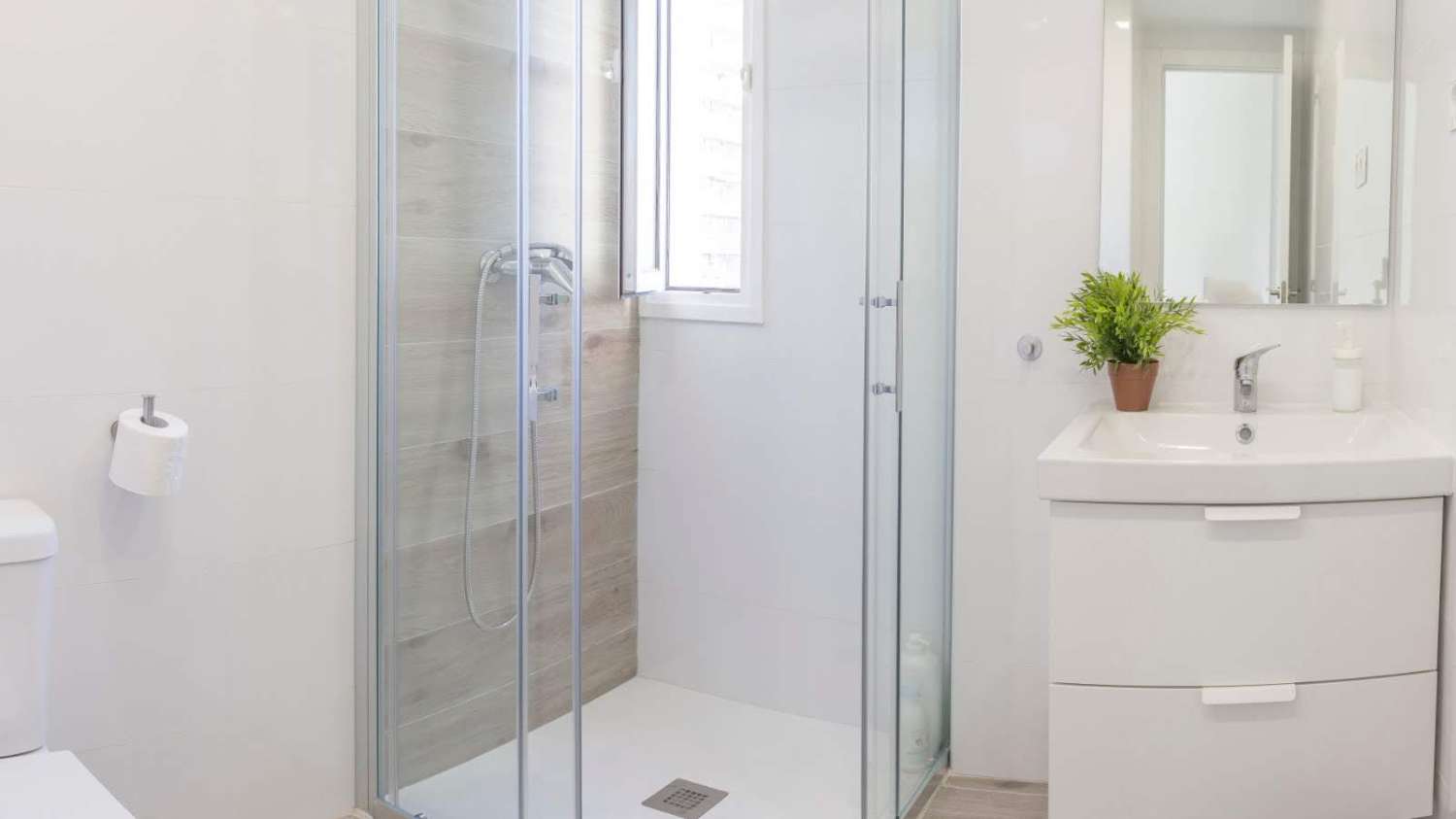 À LOUER DU 1.9.26 AU 30.6.267 BEL APPARTEMENT AVEC VUE SUR LA MER SUR LE CÔTÉ À ARROYO DE LA MIEL.