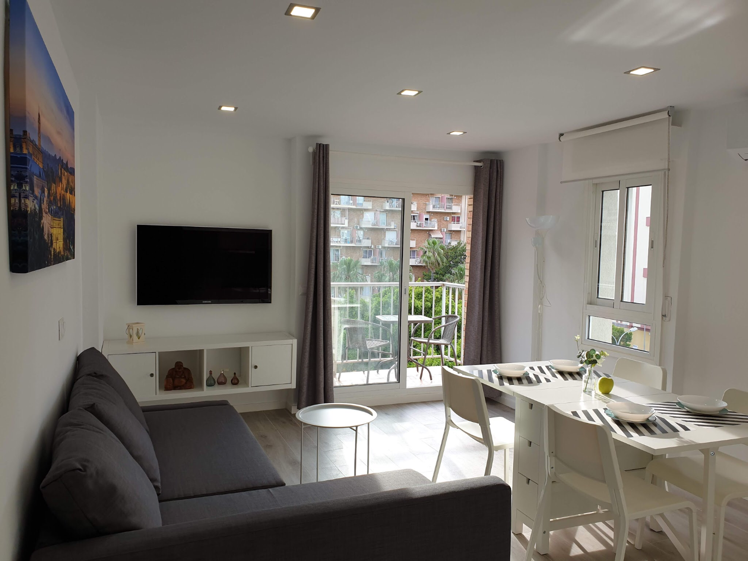 À LOUER DU 1.9.26 AU 30.6.267 BEL APPARTEMENT AVEC VUE SUR LA MER SUR LE CÔTÉ À ARROYO DE LA MIEL.