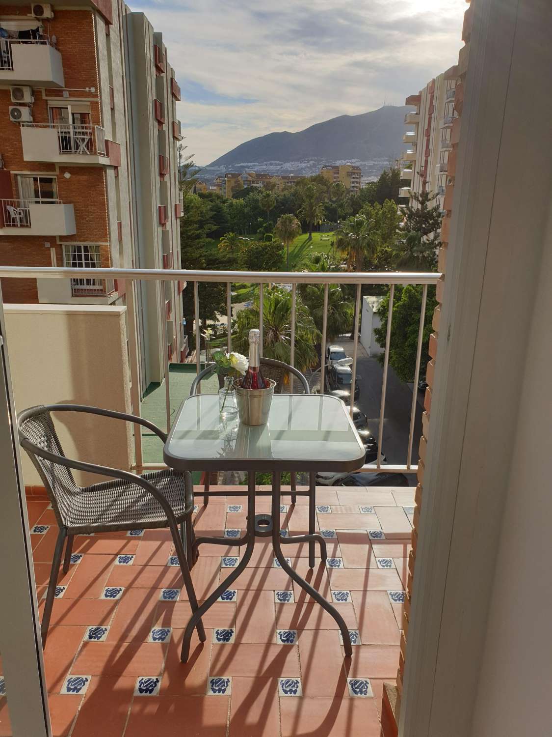 À LOUER DU 1.9.26 AU 30.6.267 BEL APPARTEMENT AVEC VUE SUR LA MER SUR LE CÔTÉ À ARROYO DE LA MIEL.