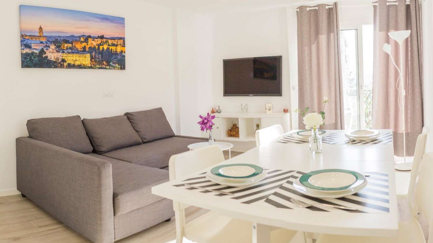 À LOUER DU 1.9.26 AU 30.6.267 BEL APPARTEMENT AVEC VUE SUR LA MER SUR LE CÔTÉ À ARROYO DE LA MIEL.