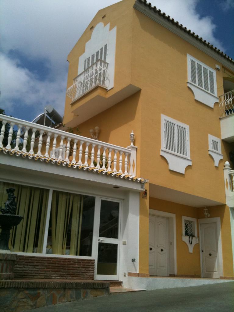 SE VENDE MAGNIFICO CHALET INDEPENDIENTE EN BENALMADENA