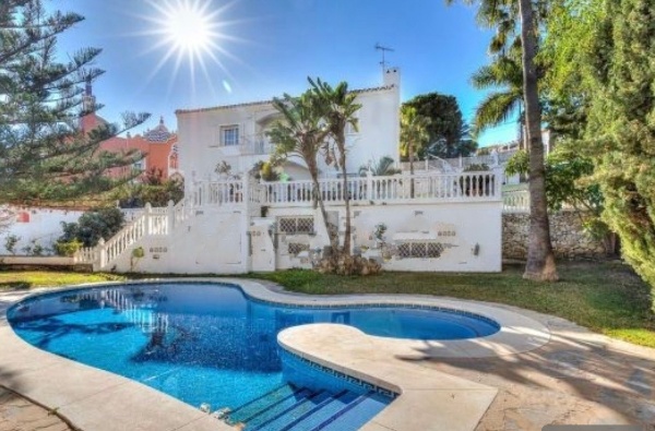 SE VENDE MAGNIFICO CHALET INDEPENDIENTE EN BENALMADENA