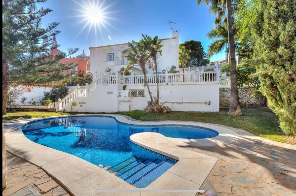 SE VENDE MAGNIFICO CHALET INDEPENDIENTE EN BENALMADENA
