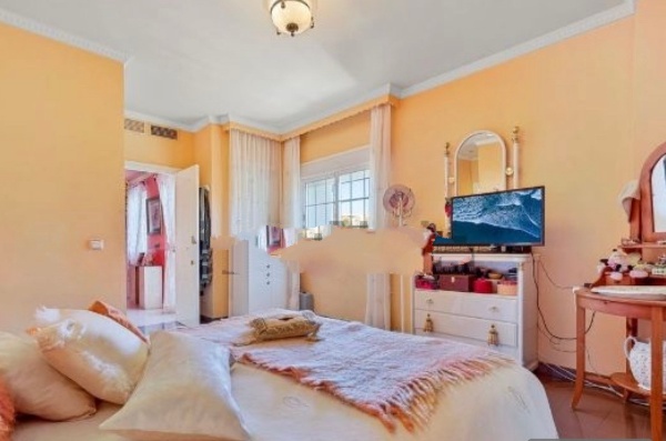 SE VENDE MAGNIFICO CHALET INDEPENDIENTE EN BENALMADENA