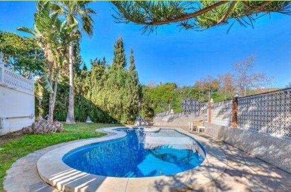 SE VENDE MAGNIFICO CHALET INDEPENDIENTE EN BENALMADENA