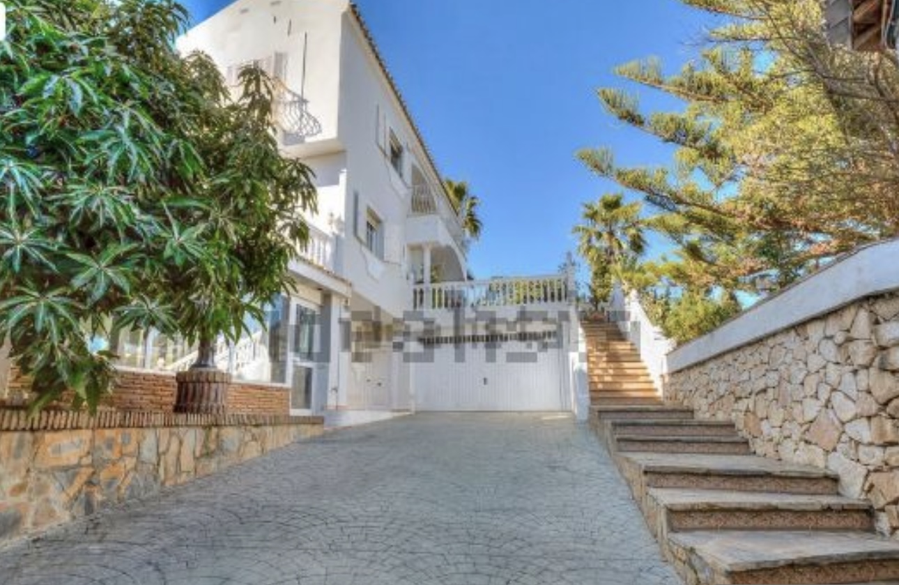 SE VENDE MAGNIFICO CHALET INDEPENDIENTE EN BENALMADENA