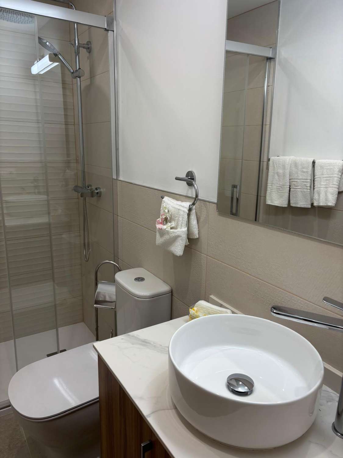 LOCATION DE MI-DURÉE DU 20.9.26 AU 31.5.27 APPARTEMENT AU REZ-DE-CHAUSSÉE AGRÉABLE À BENALMADENA