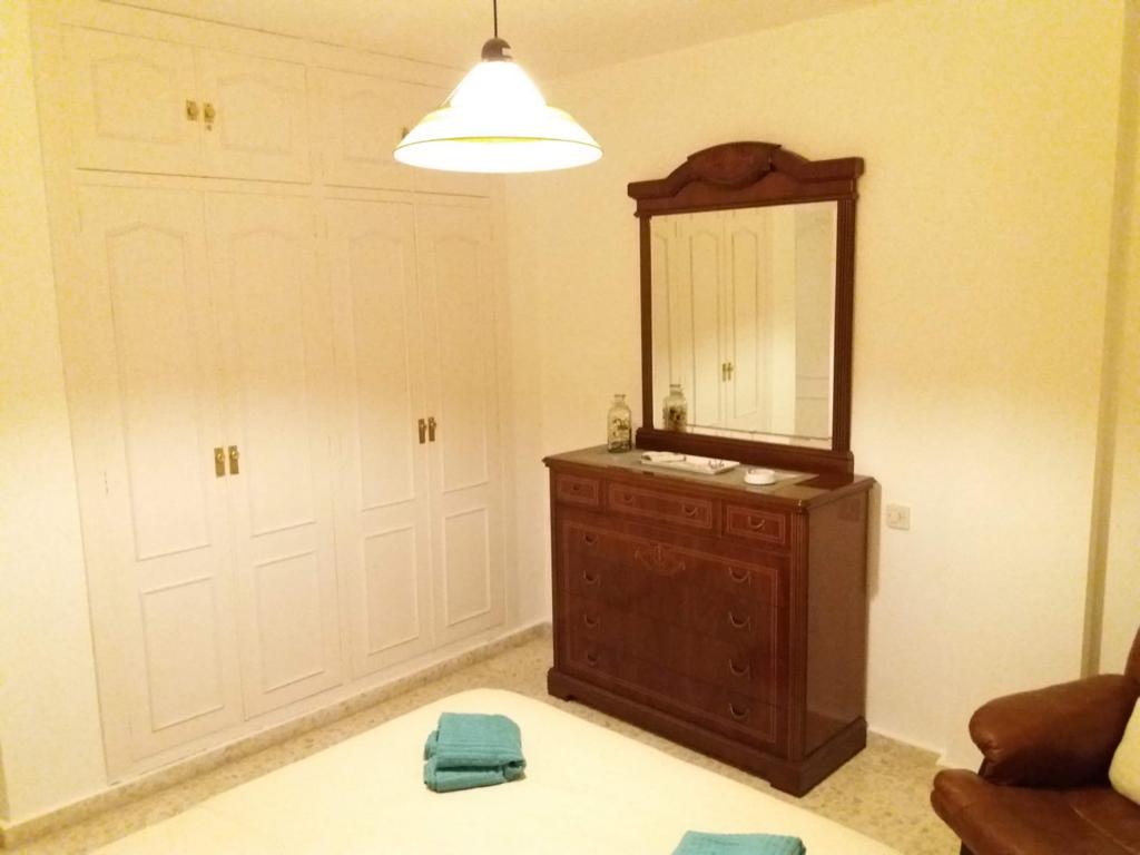 Il est désormais loué pour une durée maximale de 10 mois dans un bel appartement à Arroyo de la Miel. Ce n’est pas à long terme,