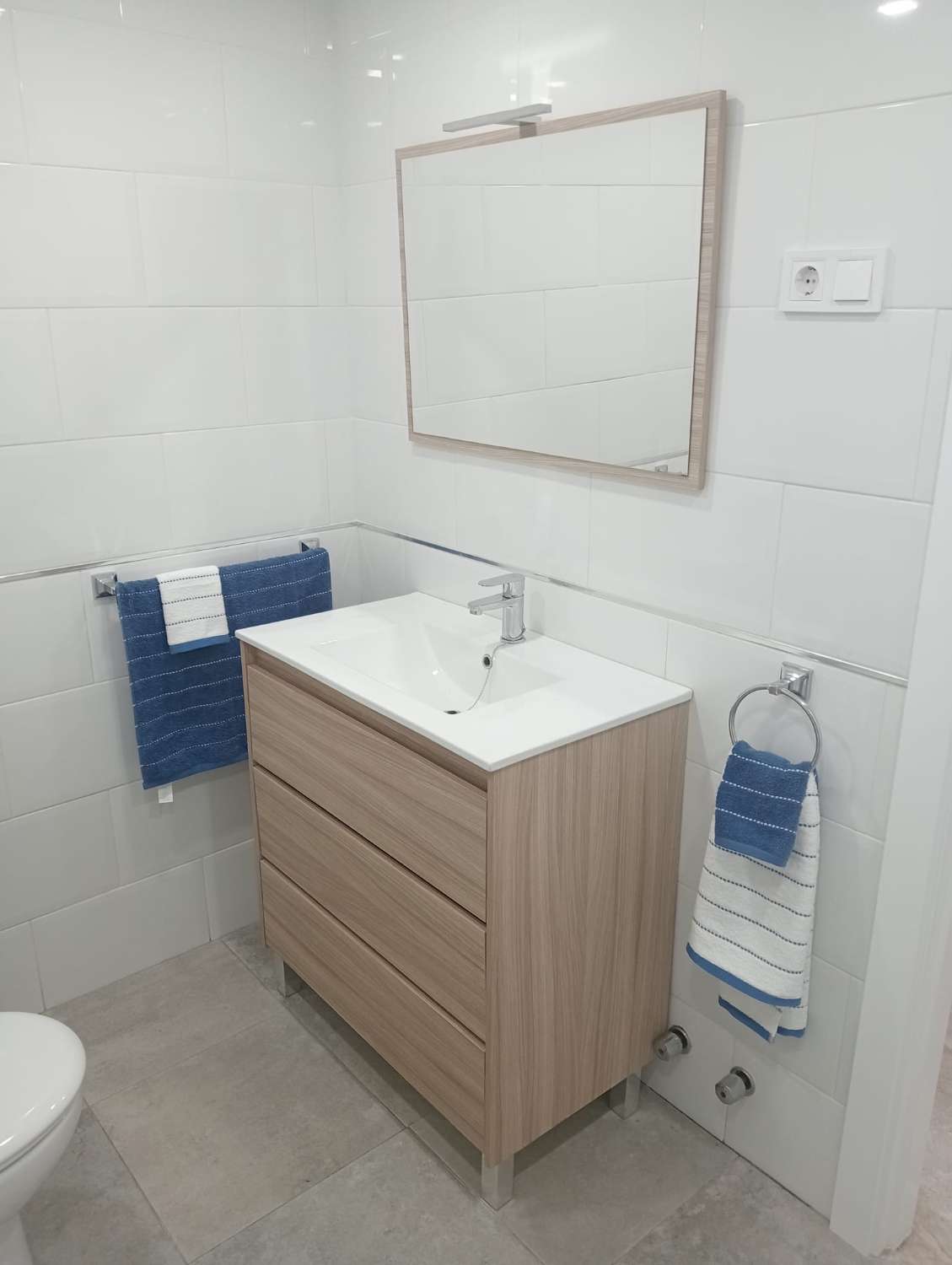 MI-SAISON. À LOUER DU 1.9.26 AU 30.6.27 APPARTEMENT MAGNIFIQUE SUR LA 1ÈRE LIGNE DE PLAGE AVEC VUE SUR LA MER À LOS BOLICHES (FUENGIROLA)