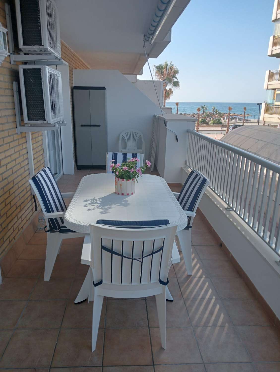 MI-SAISON. À LOUER DU 1.9.26 AU 30.6.27 APPARTEMENT MAGNIFIQUE SUR LA 1ÈRE LIGNE DE PLAGE AVEC VUE SUR LA MER À LOS BOLICHES (FUENGIROLA)