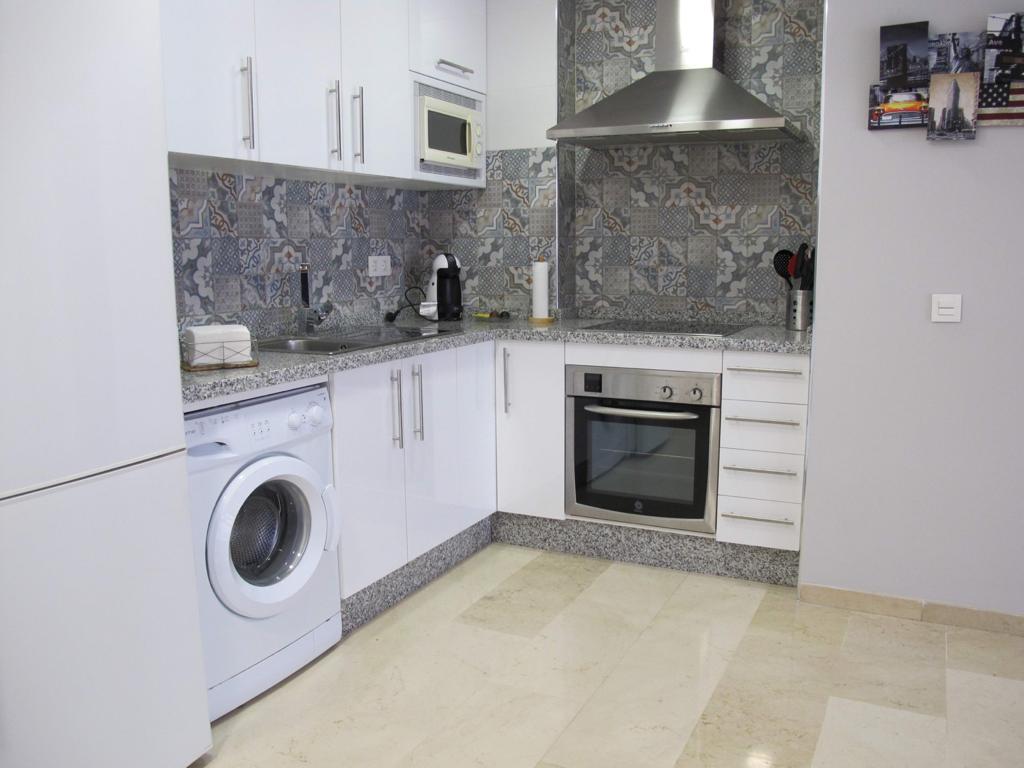 MI-SAISON. À LOUER DU 1.9.26 AU 30.6.27 APPARTEMENT MAGNIFIQUE SUR LA 1ÈRE LIGNE DE PLAGE AVEC VUE SUR LA MER À LOS BOLICHES (FUENGIROLA)