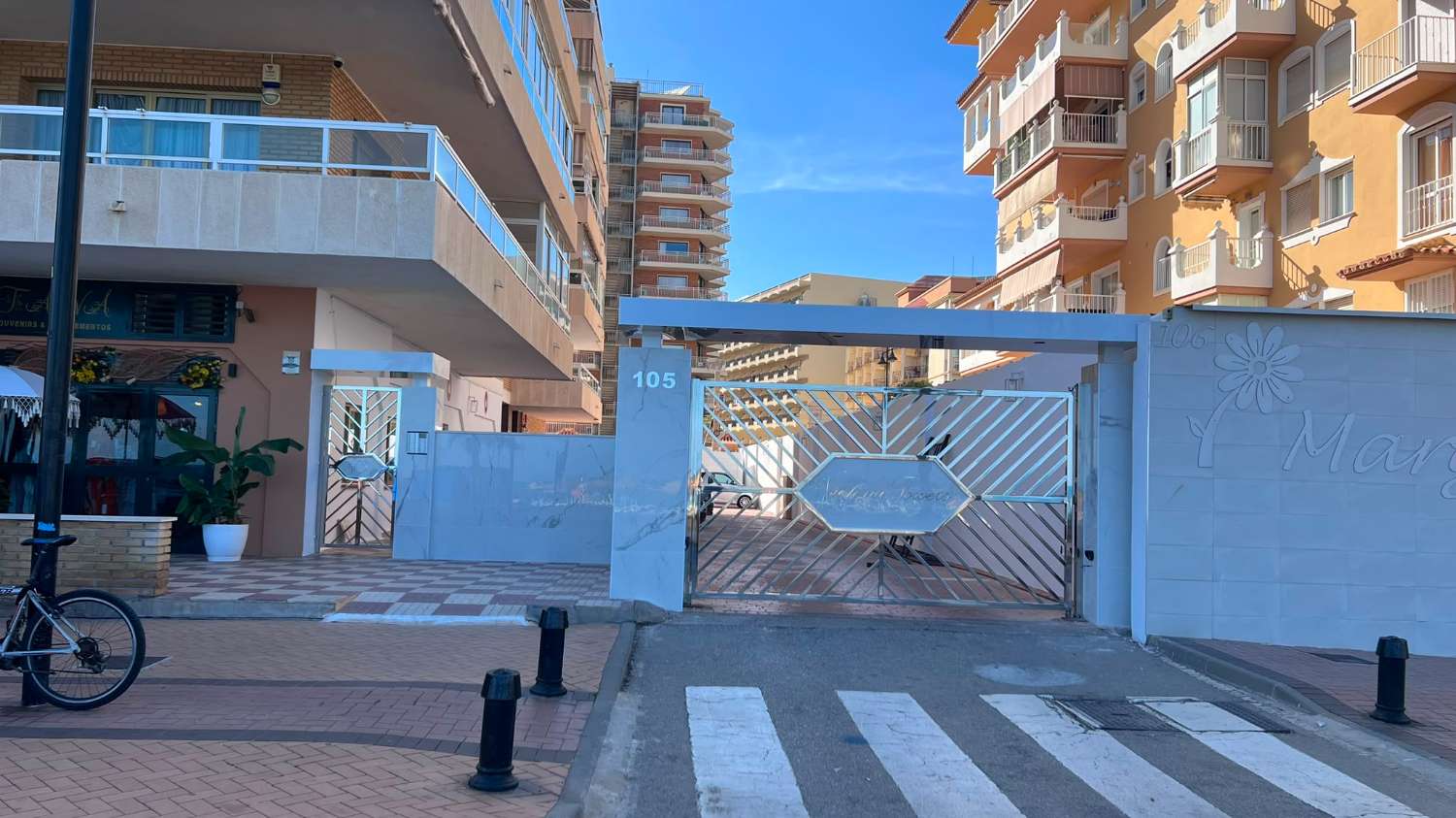 MEZZA STAGIONE. È AFFITTATO DA 1. 12 .26-30. 27 MAGNIFICO APPARTAMENTO CON VISTA LATERALE SUL MARE SULLA 1ª LINEA DELLA SPIAGGIA A LOS BOLICHES (FUENGIROLA)