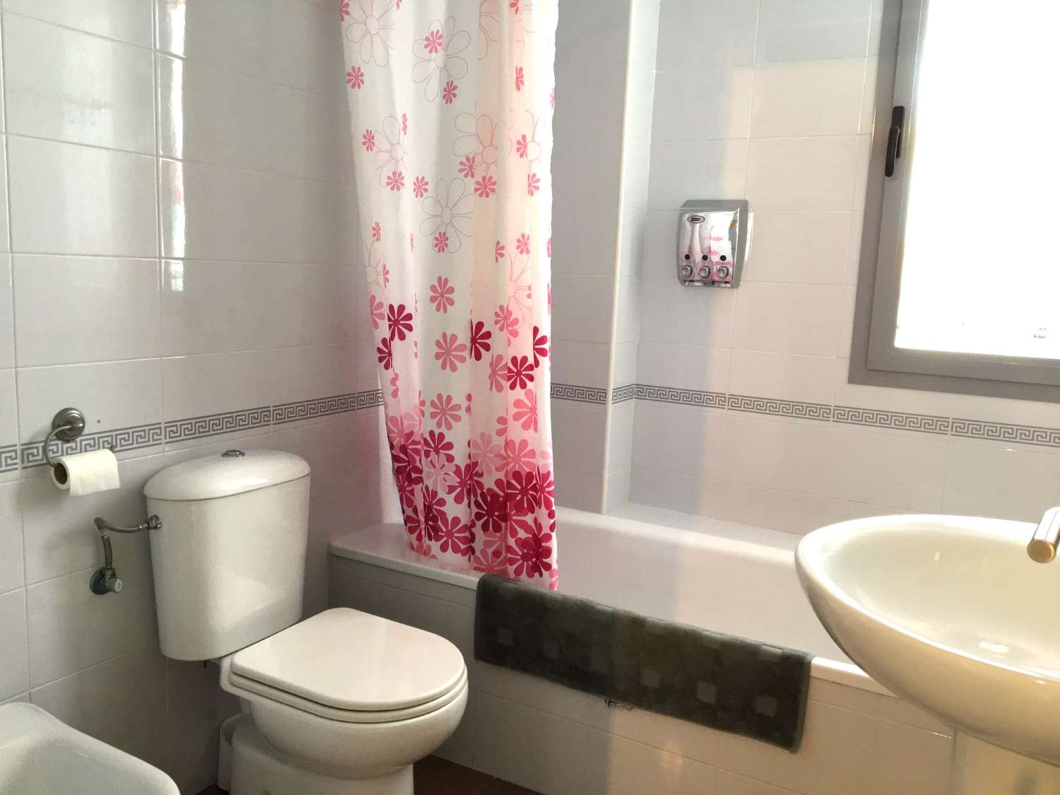 VUOKRATTAVISSA 01.09.2026–30.06.2027 KAUNIS KAKSIKERROKSITALO TORREBLANCA DEL SOLISSA (FUENGIROLA)