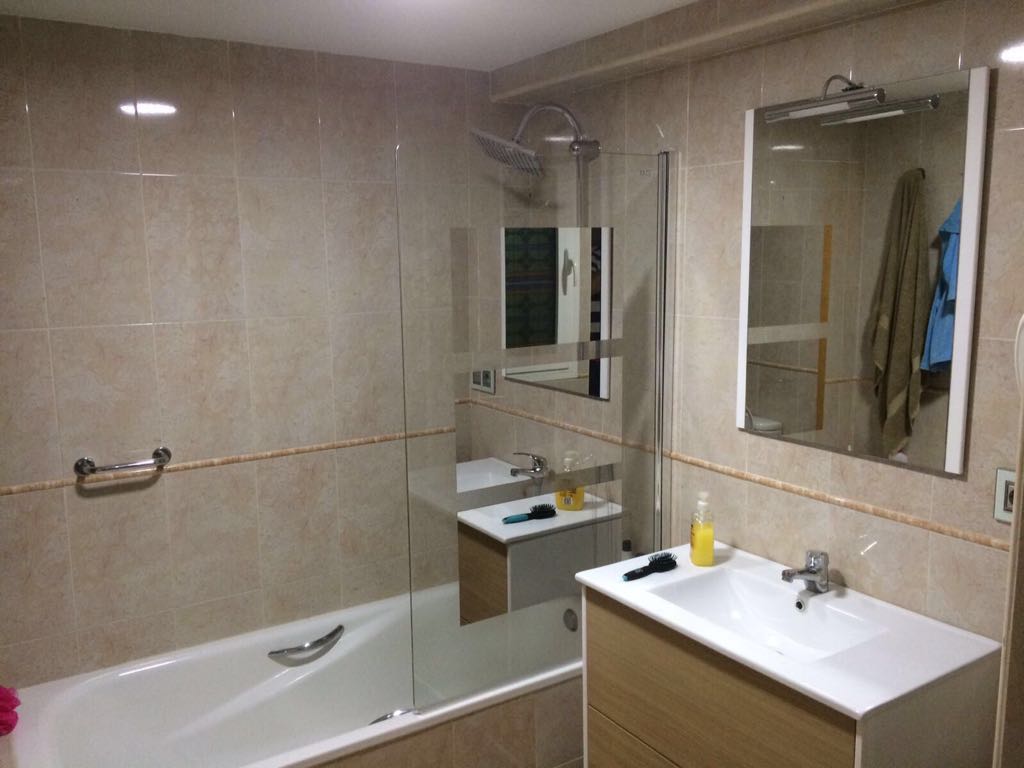 Vuokrattavissa 01.09.2026–30.06.2027 kaunis asunto Fuengirolan rannan ensimmäisellä linjalla.